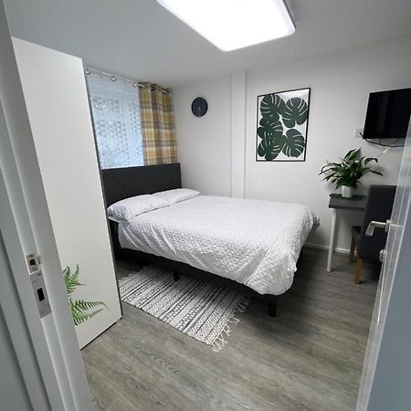 Studio in private house near central Milton Keynes Appartamento Esterno foto
