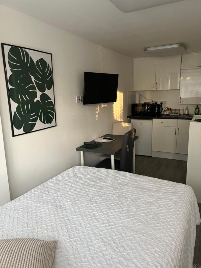 Studio in private house near central Milton Keynes Appartamento Esterno foto