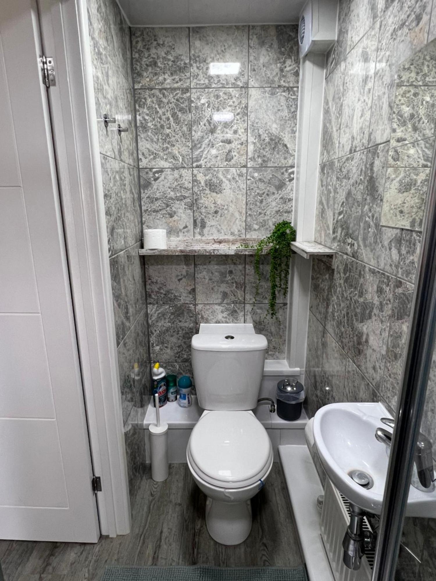 Studio in private house near central Milton Keynes Appartamento Esterno foto