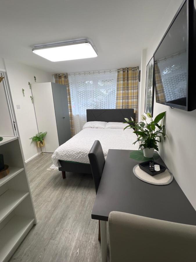 Studio in private house near central Milton Keynes Appartamento Esterno foto